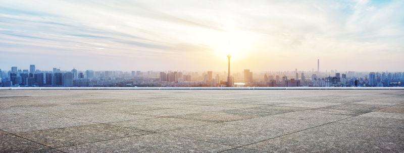 全景天际线及空空混凝土广场楼房