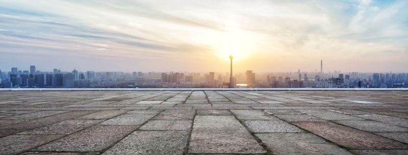 全景天际线和空砖广场建筑