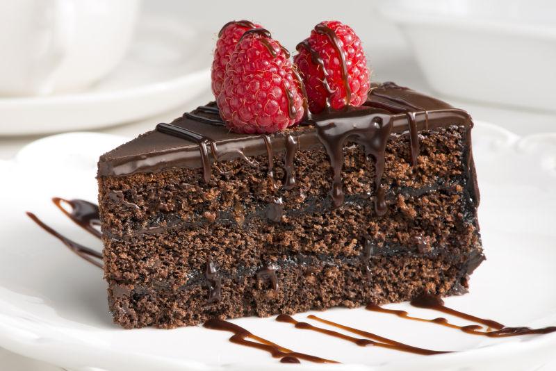 白色盘子里的树莓巧克力蛋糕