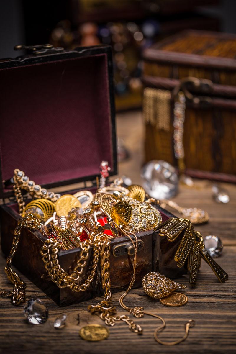 敞开的珠宝宝箱宝藏