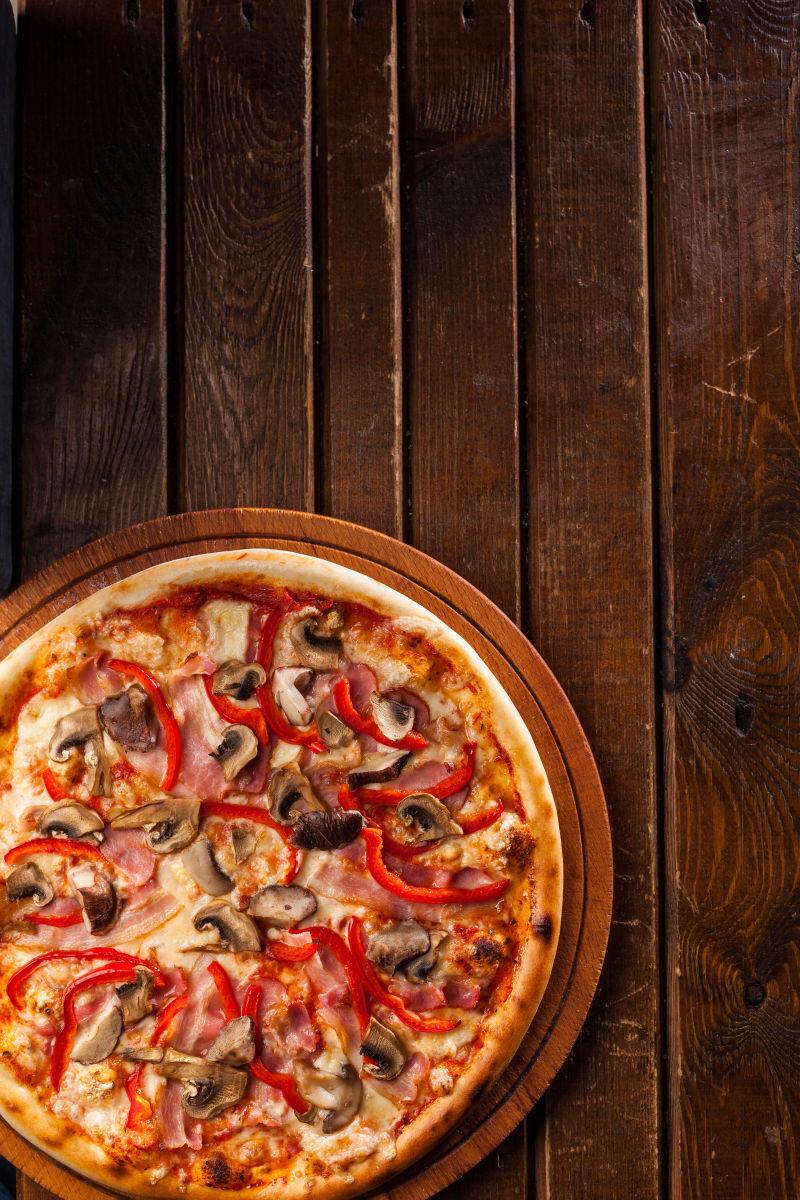 木桌上的素食披萨