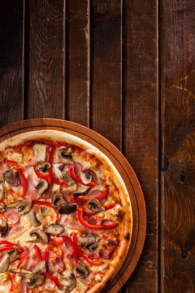 木桌上的美味蘑菇披萨