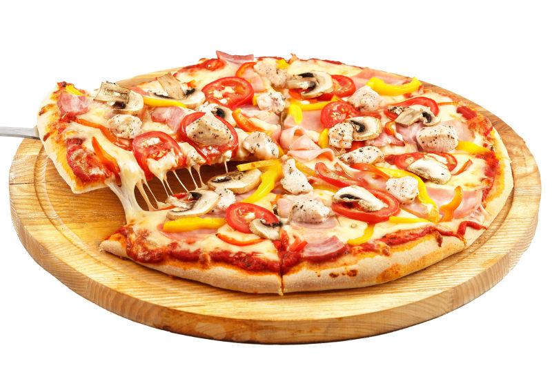 白色背景下的素食披萨