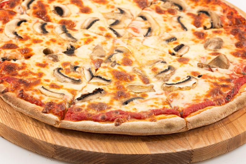 砧板上美味的蘑菇披萨饼