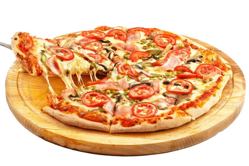 白色背景下美味的蔬菜火腿披萨
