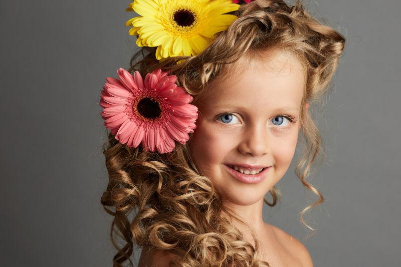 她头发上有花的小女孩的肖像