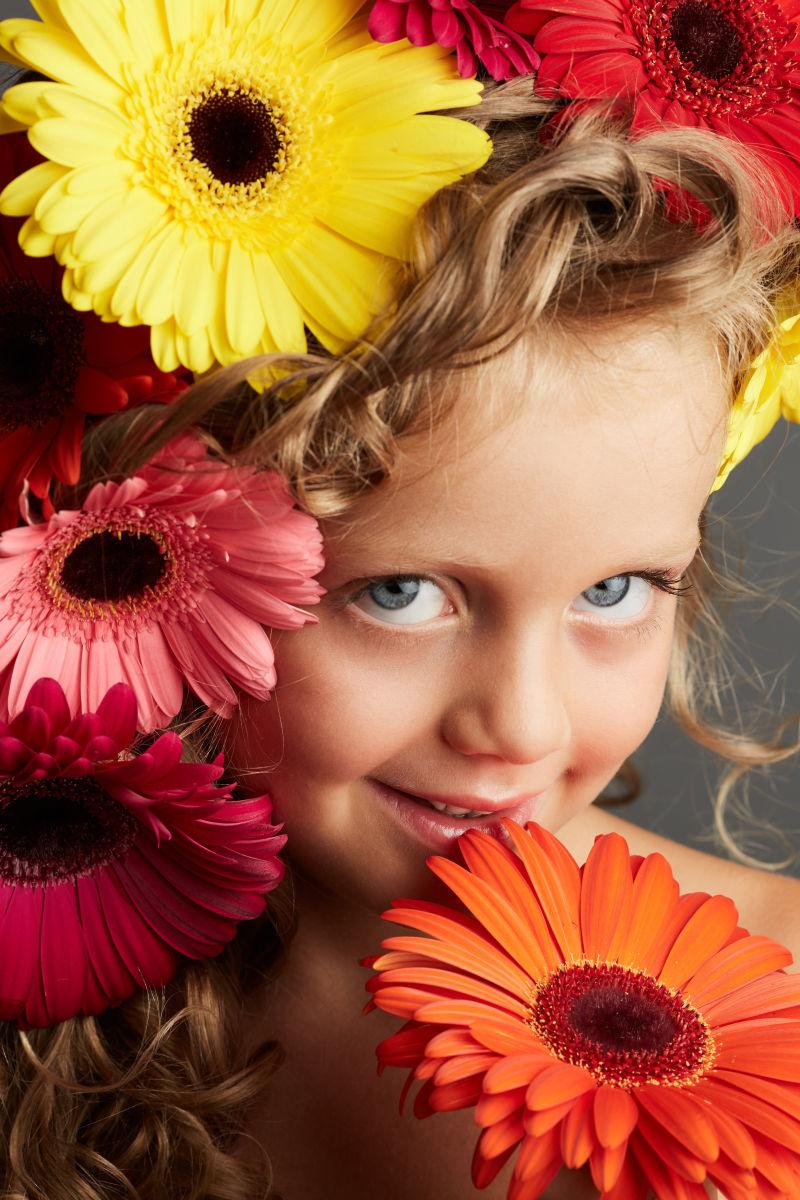 一个带非洲菊花的小女孩的肖像