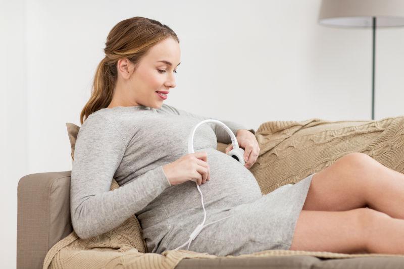 孕妇给胎儿戴耳机听音乐