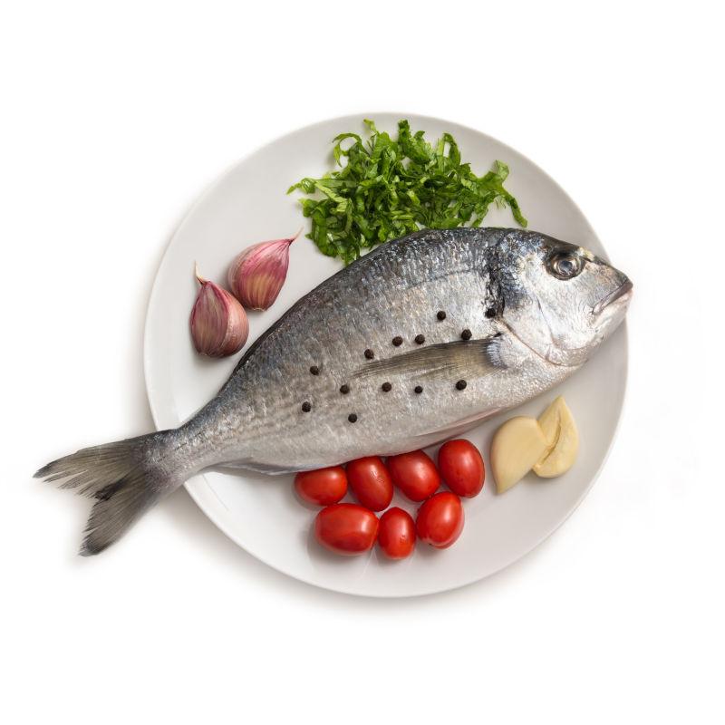盘中新鲜的鱼和食材