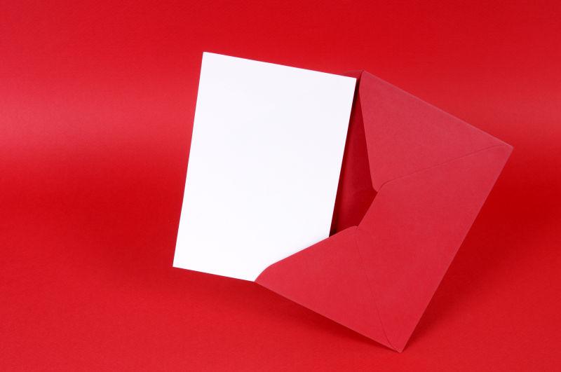 红色背景上的红色信封里的白色卡片