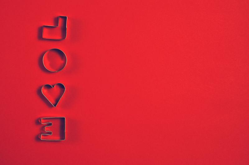 红色背景上的爱的金属英文字母模型