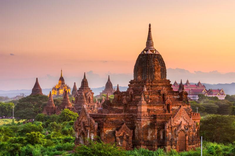 黄昏的缅甸寺庙