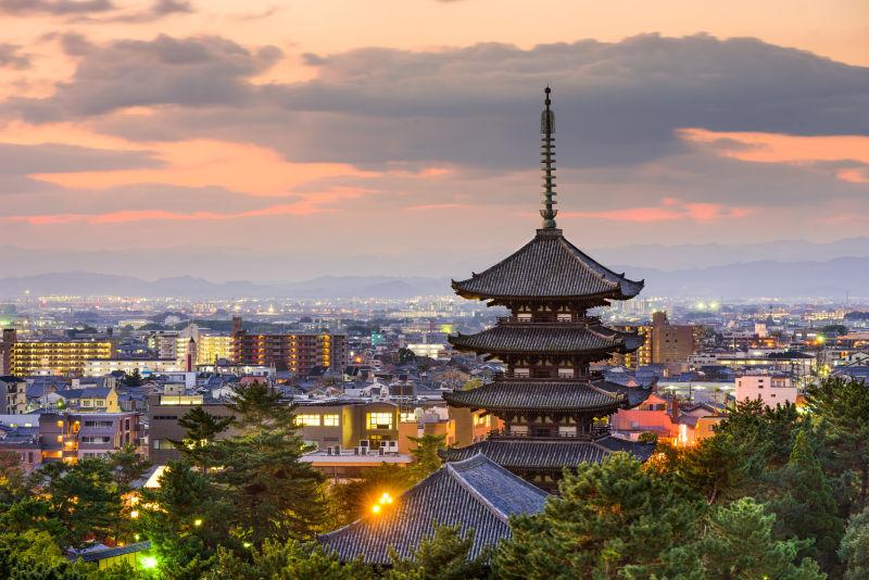 日本宝塔和城市风光