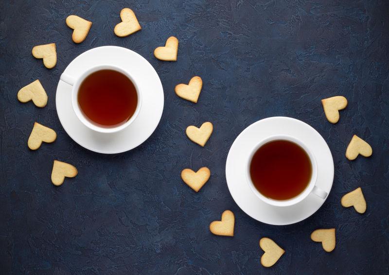 蜂蜜茶和形状的心饼干