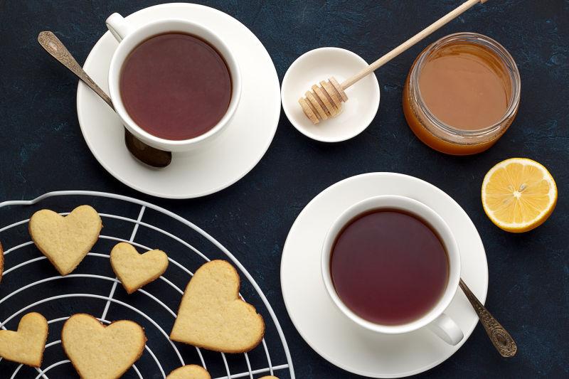 情人节甜心饼干和桌子上的两杯茶