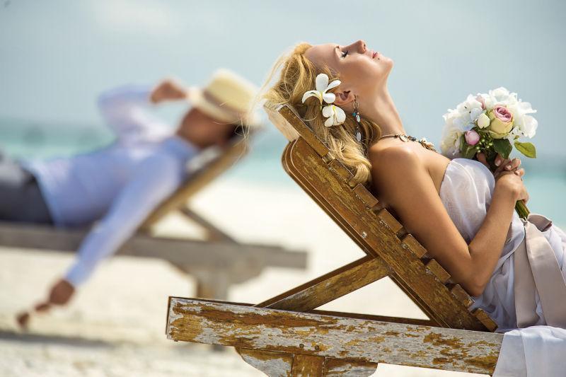 新娘躺在海滩椅上休息