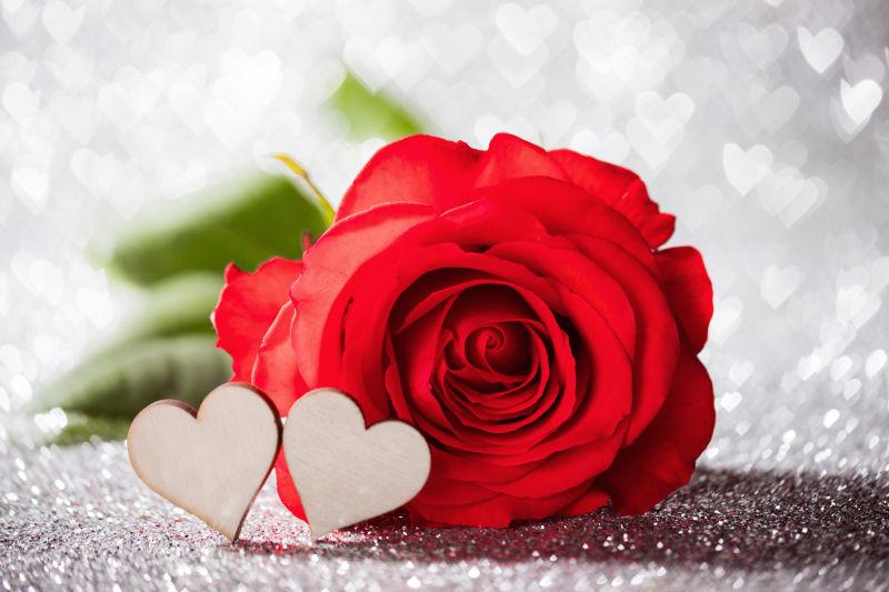 美丽的红色玫瑰和爱心饰品