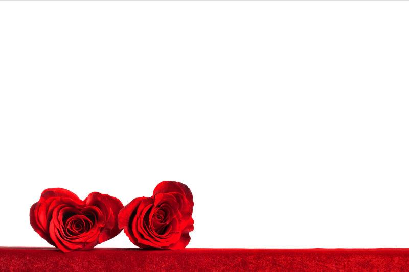 红色木桌上的两朵红色玫瑰