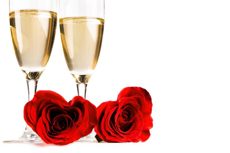香槟酒杯下的两朵红色玫瑰花