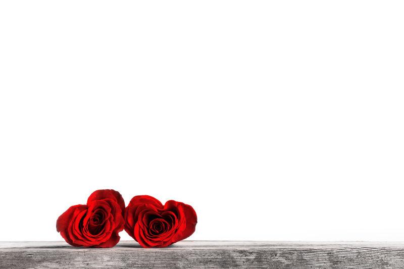 木板上的良多红色玫瑰花