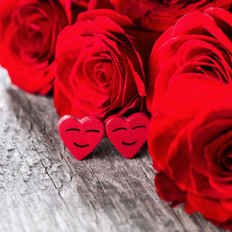 木板上美丽的红玫瑰