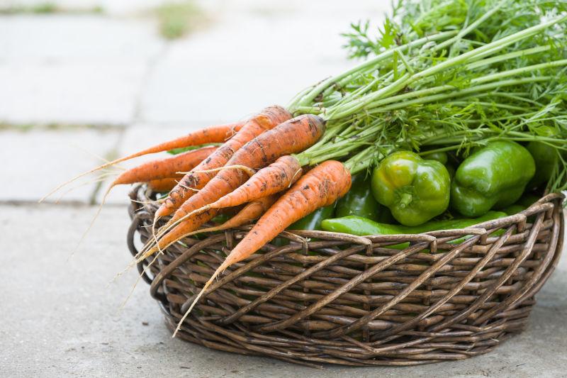 篮子里装满新鲜的有机蔬菜