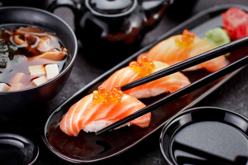 三文鱼寿司卷和鱼籽