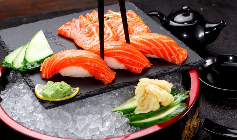 鲑鱼寿司和生鱼片