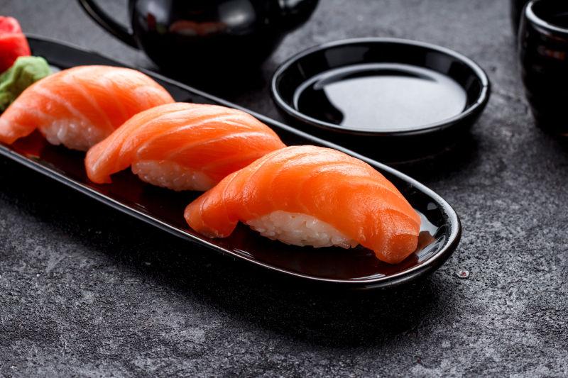 鲑鱼寿司与酱油在桌子上