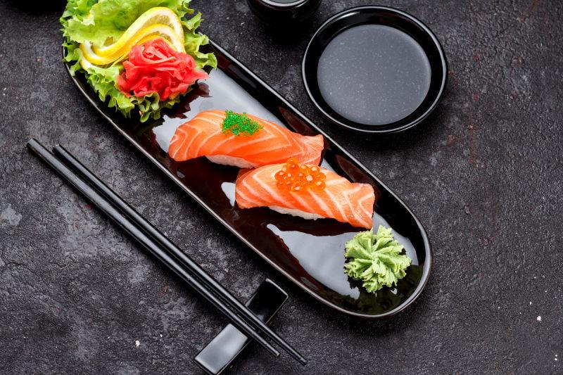 三文鱼寿司在黑板上用筷子
