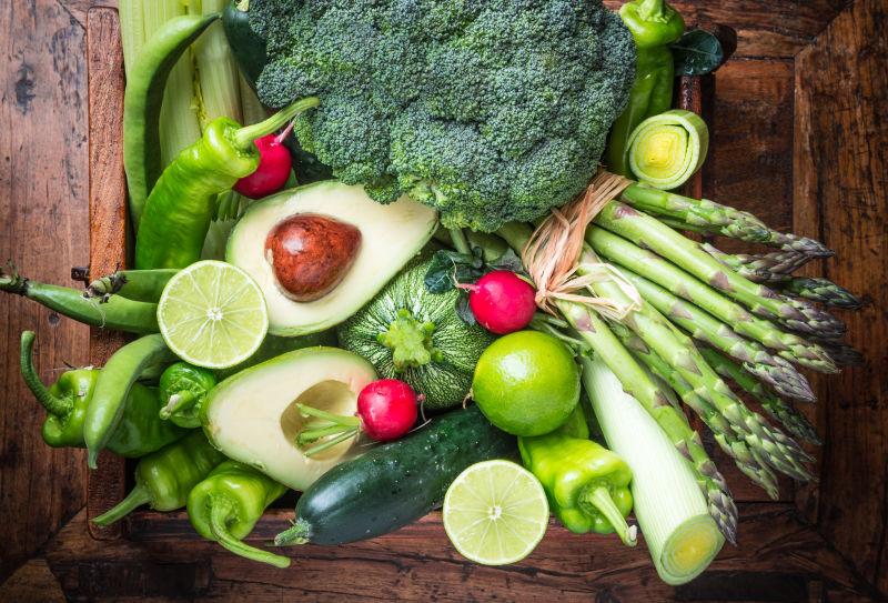 木框里的新鲜绿色蔬菜和水果
