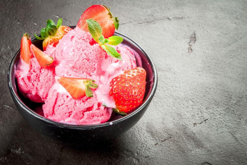 在一个小碗里的草莓冰淇淋