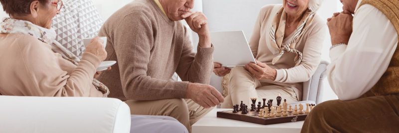 两对老年夫妇在下棋
