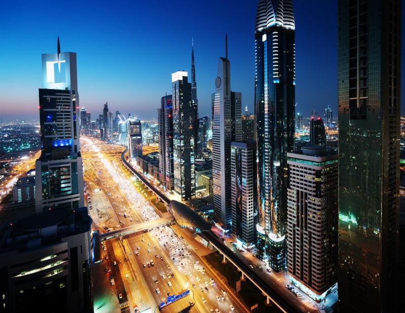日落时分的迪拜高楼建筑天际线