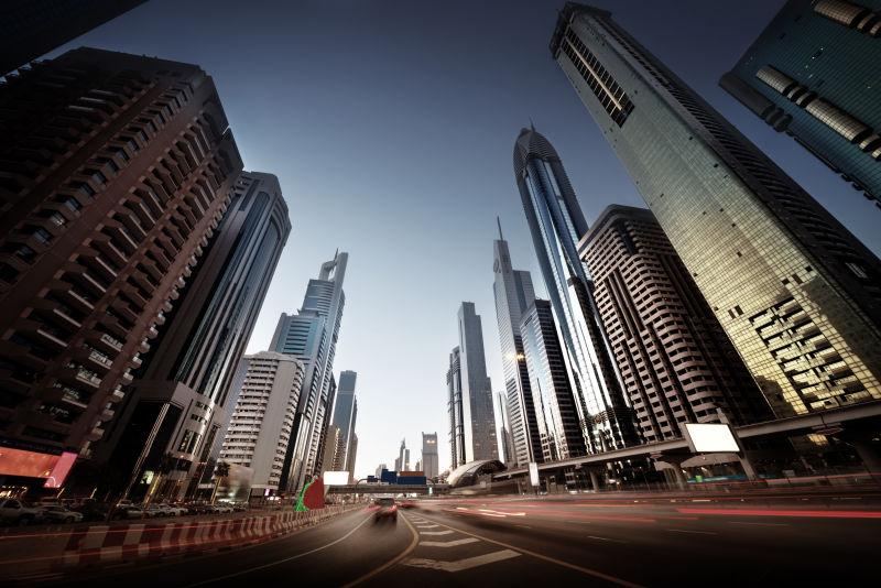 日落时候的迪拜城市高楼建筑