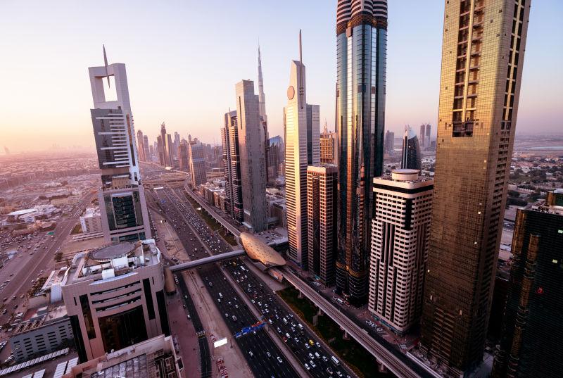 日落时分的迪拜城市天际线