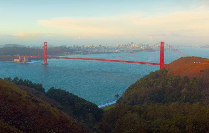 全景下美丽的旧金山金门大桥