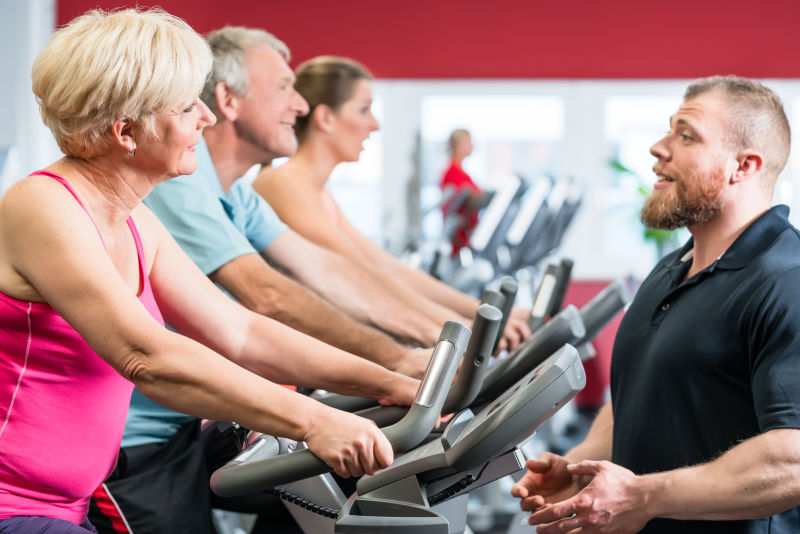 私人教练指导老年妇女锻炼健身