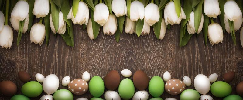 白色郁金香和复活节彩蛋
