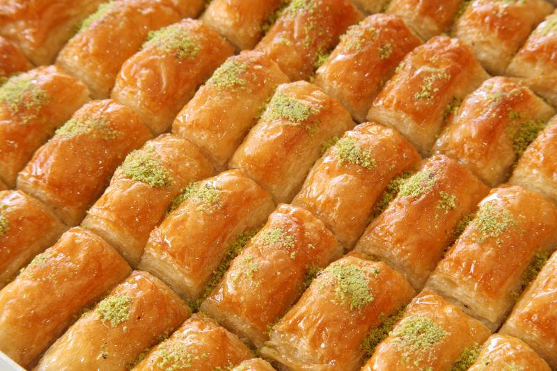 放着绿色粉末的烤熟的土耳其甜点
