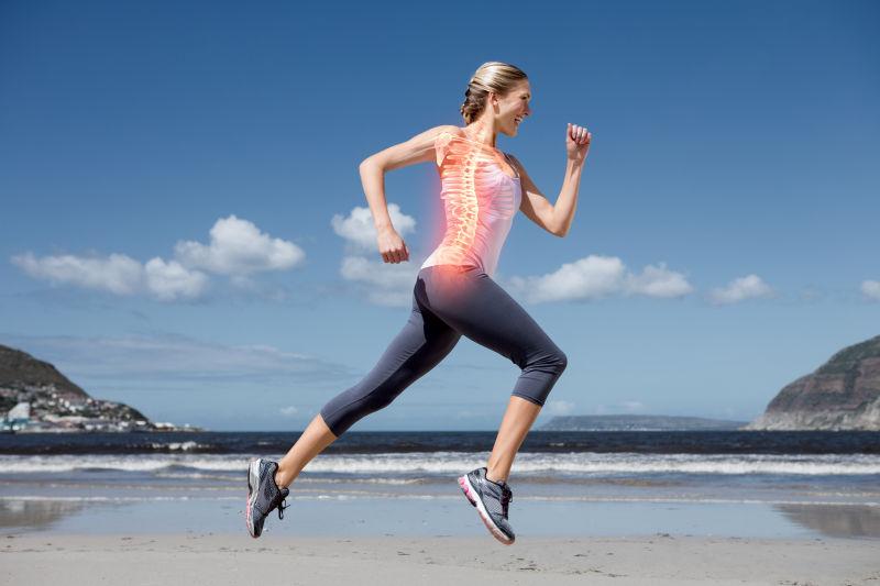 海滩上慢跑女子高背骨骼的数字化合成