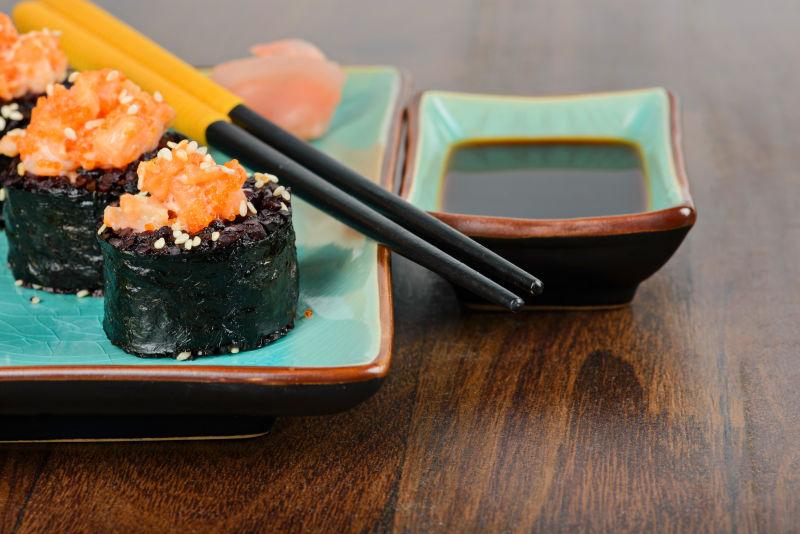 木桌上的美味寿司和调料