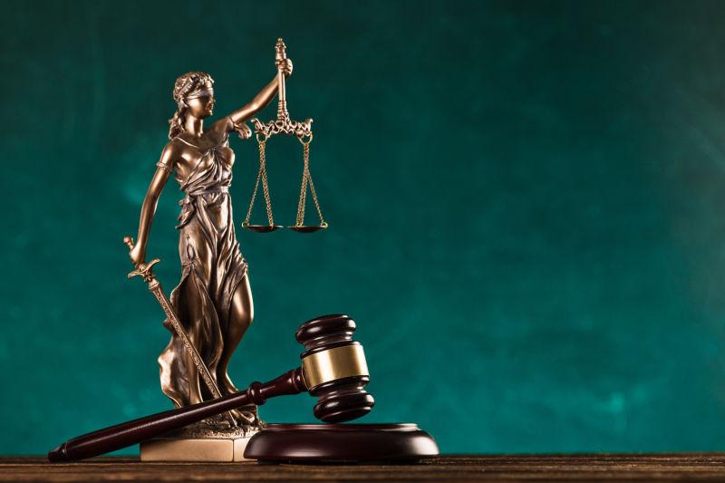 法院审判长桌子上的正义女神雕像