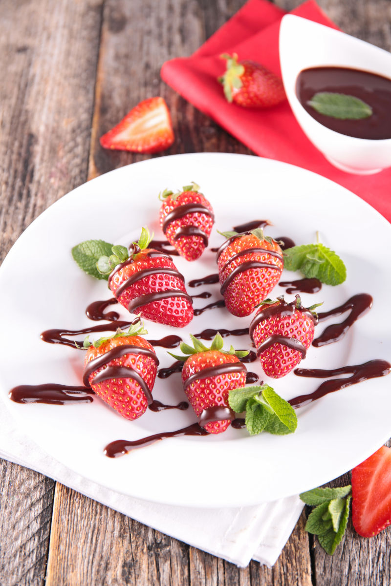 盘子中的草莓涂着一层巧克力