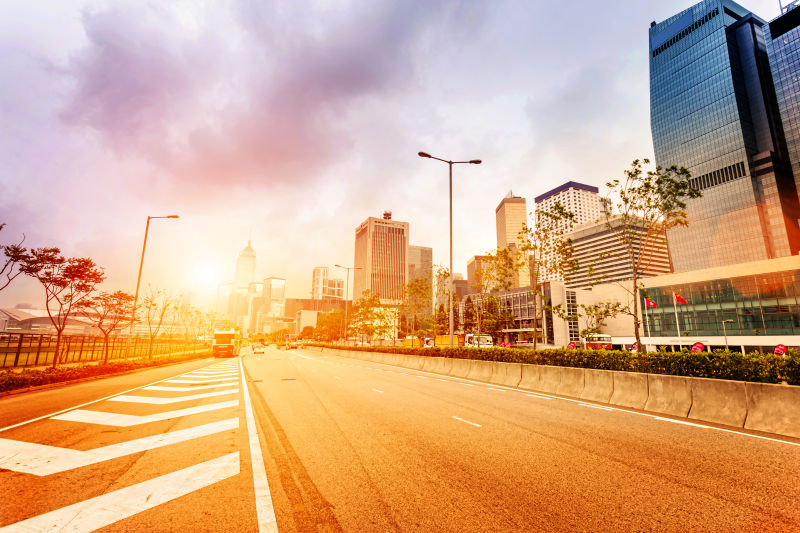 夕阳下的城市道路