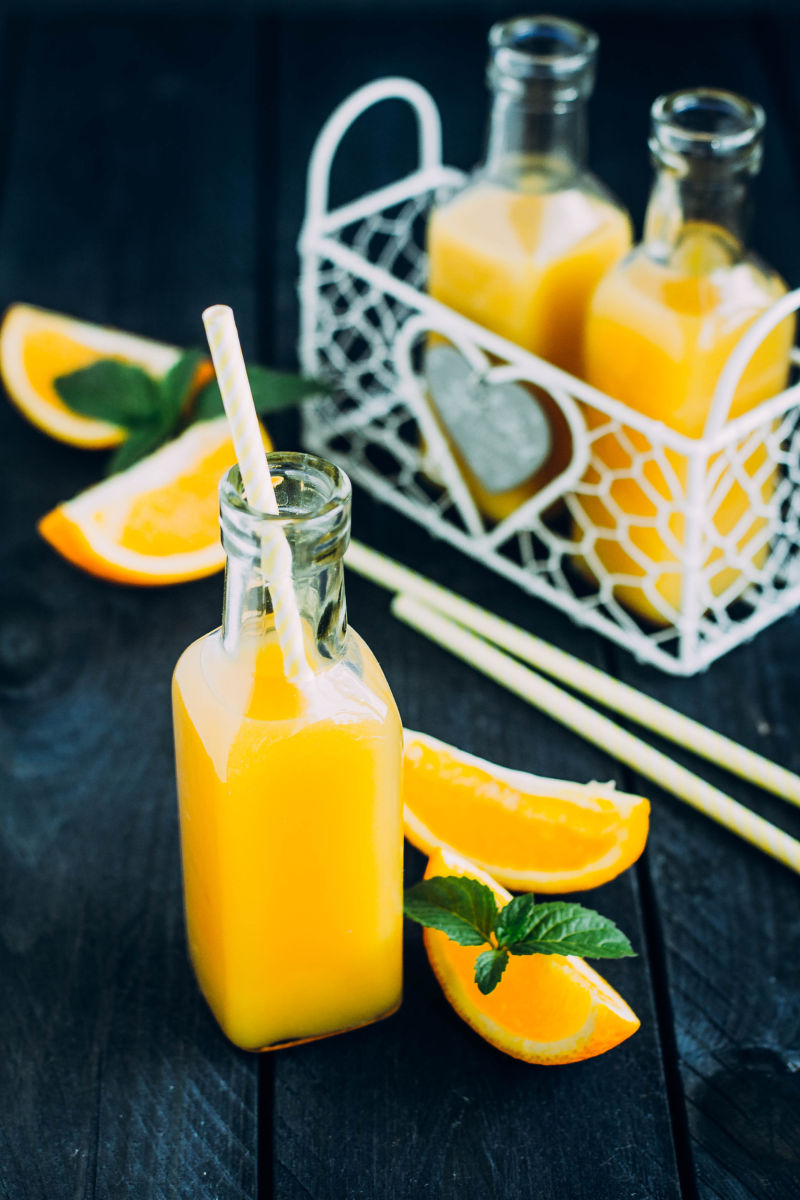 鲜橙汁在桌子上