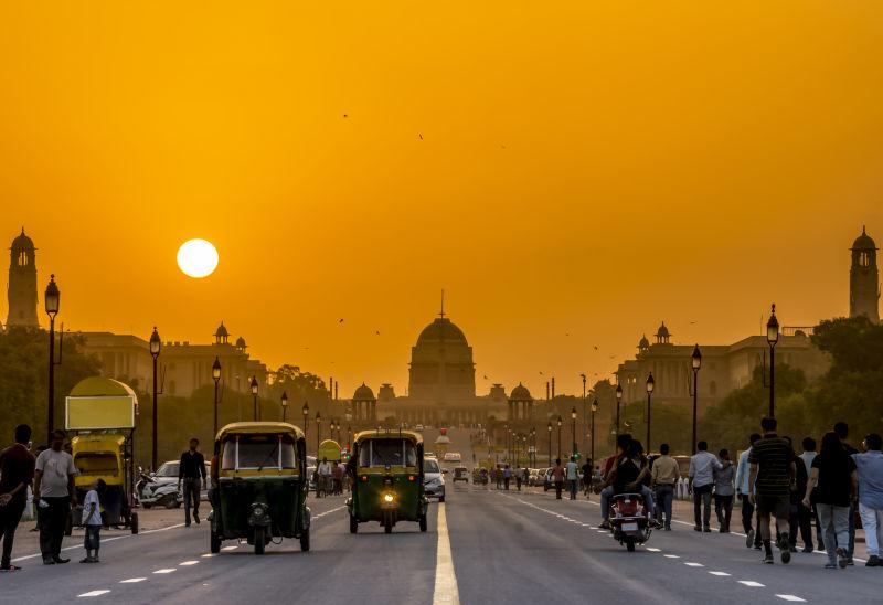 日落时的新德里城市的街头
