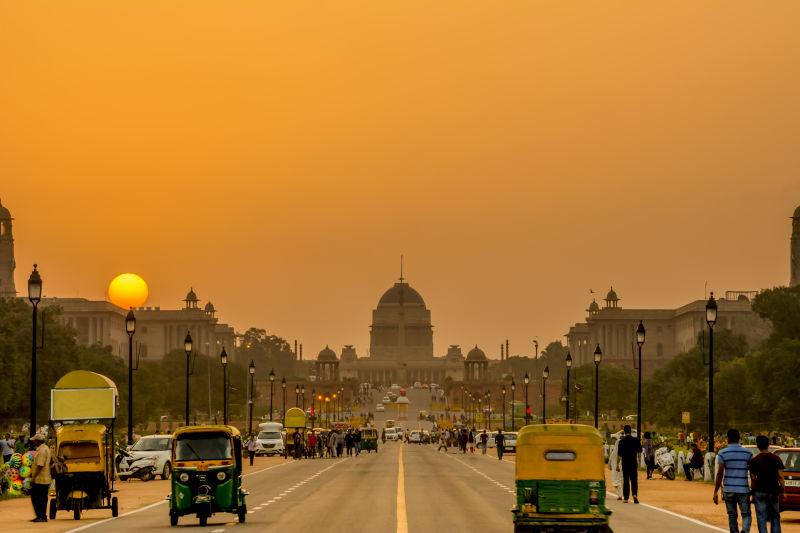 黄色天空下的新德里城市