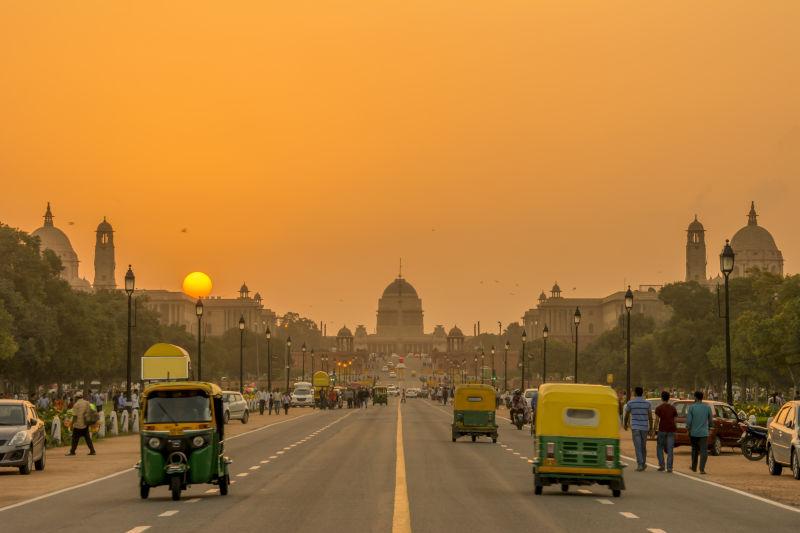 日落黄昏时刻的新德里街头美景
