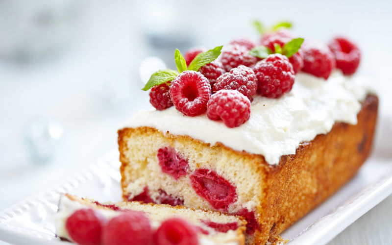 白色盘子中的红色树莓甜点蛋糕